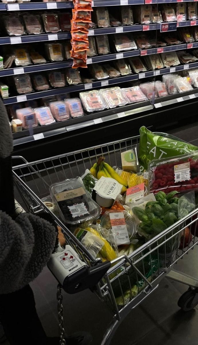 Burning Fat Gym - The woman's guide to building strong, lean and sexy body 1 Woman performing barbell hip thrust in gym for glute development — gym workouts for women